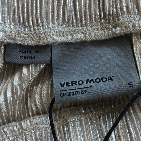 Vero Moda new with tags - fun gold skirt - Picture 3 of 5